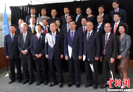  當地時間11月8日，聯合國秘書長潘基文（左四）、中國常駐聯合國副代表王民大使（右四）等在紐約聯合國總部會見以聯想集團有限公司董事局名譽主席柳傳志（右三）為團長的中國企業家代表團。中新社發 李洋 攝