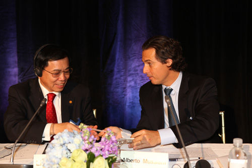 中國企業(yè)家俱樂部金融圓桌論壇嘉賓交流