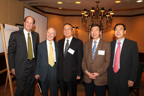 艾森豪威爾基金會會長與中國企業家俱樂部理事于沃頓商學院合影