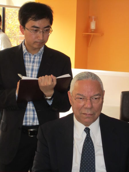 美國前國務卿鮑威爾和新浪財經編輯王遠志