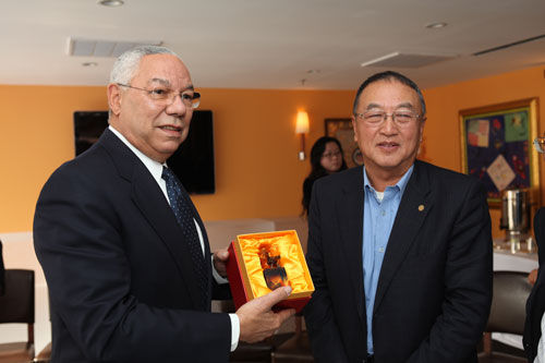 柳傳志代表中國企業家俱樂部贈送美國前國務卿鮑威爾將軍紀念品